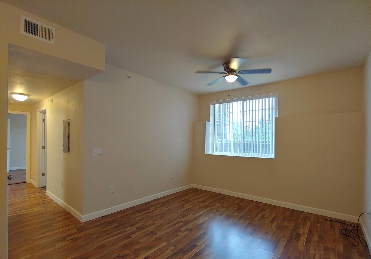 Primary Photo - 1205 Basswood St