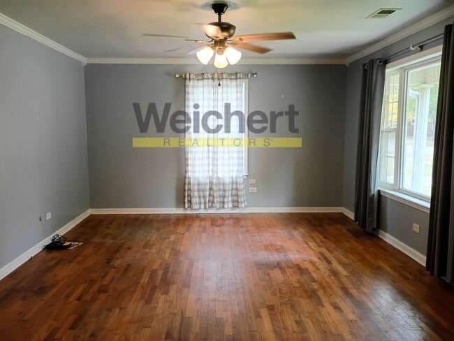 Building Photo - Spacious 4-Bed Home with Fenced Backyard