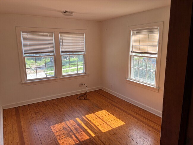 Foto del edificio - 215 W Jasper St