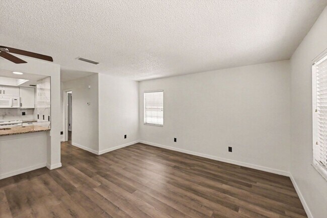 Foto del edificio - 3100-3111 Sir Hamilton Cir