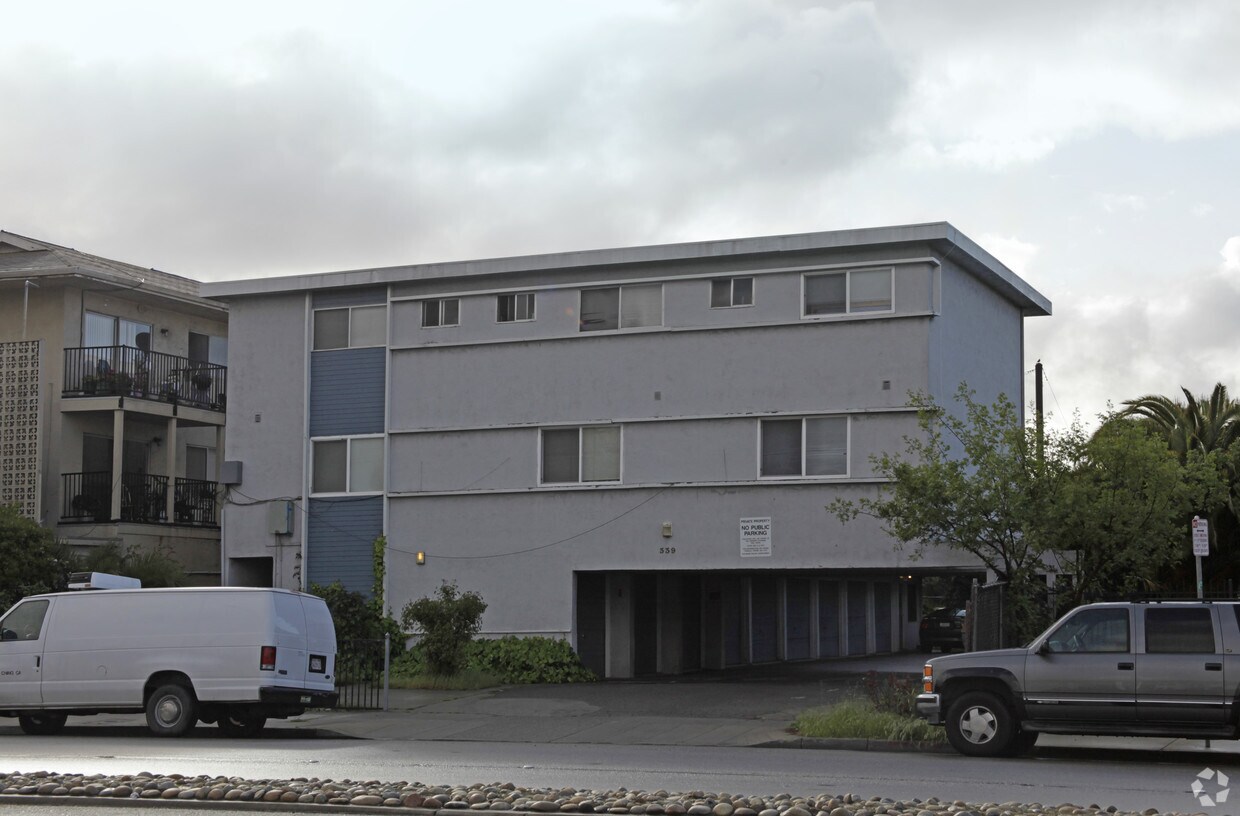 Primary Photo - Parkway Apartments