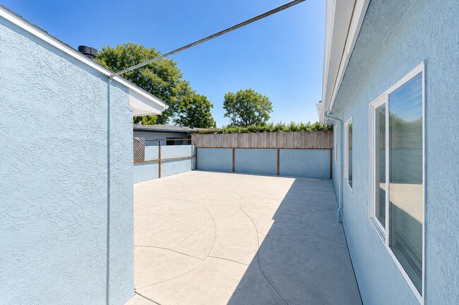 Foto del edificio - LARGE 4 Bedroom Home on Mesita! (Enclosed Back Yard!!)