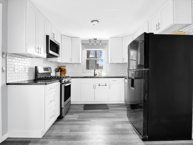 Building Photo - 32 Hamlin Ave