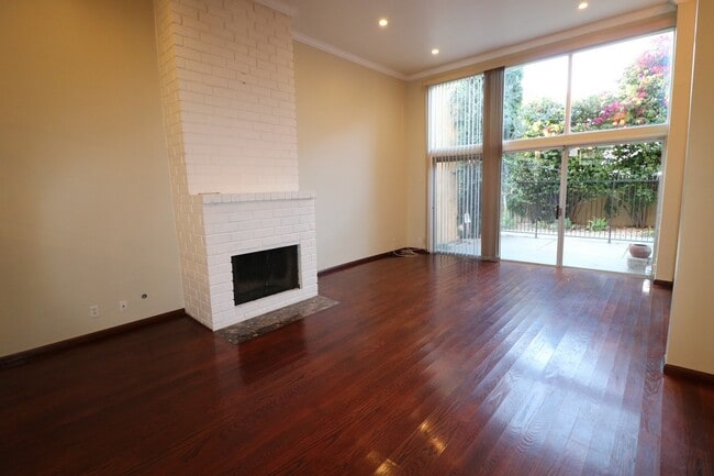 Foto del edificio - Townhome for Lease in Desirable Encino!