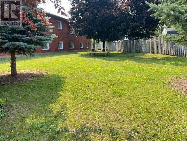 Building Photo - 209-209-A Sutherland Crescent