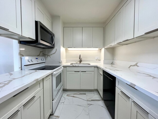 Building Photo - Kakaako: 2 Bed, 2 Bath, 2 Parking with Sto...