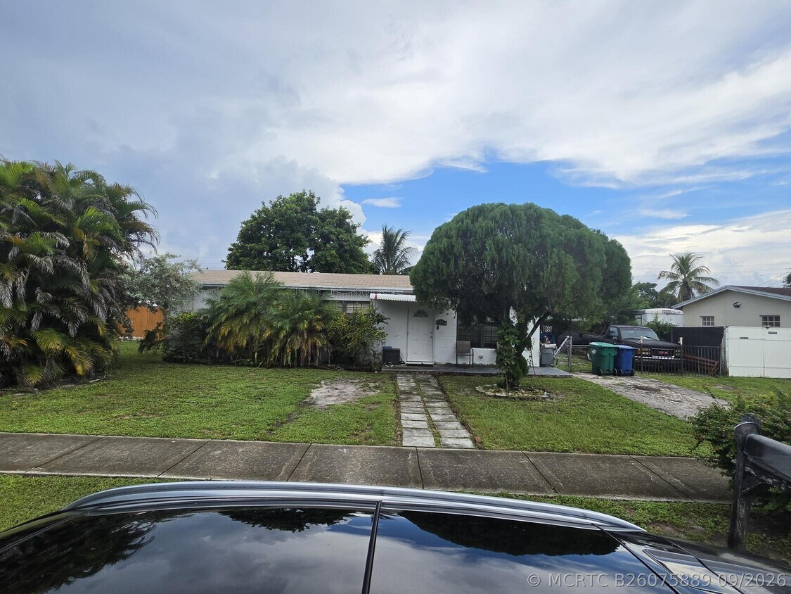 Foto del edificio - 1280 NE 214th St