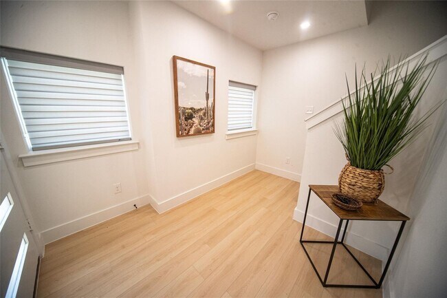 Foto del edificio - New Beautiful Townhome Great Location - 240
