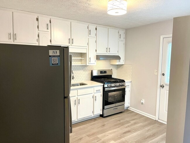 Building Photo - Welcome to this charming 2-bedroom, 1-bath...