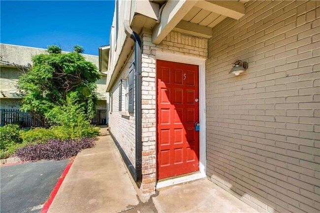Foto del edificio - Charming & Updated Condo in Prime Austin Location!