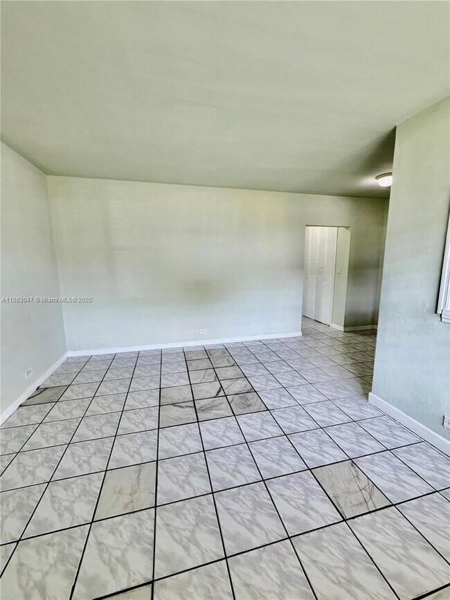 Foto del edificio - 71 NW 76th St