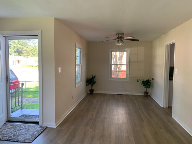 Foto del edificio - 631 Willow Dr