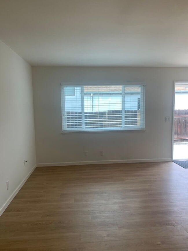 Building Photo - 54-0212