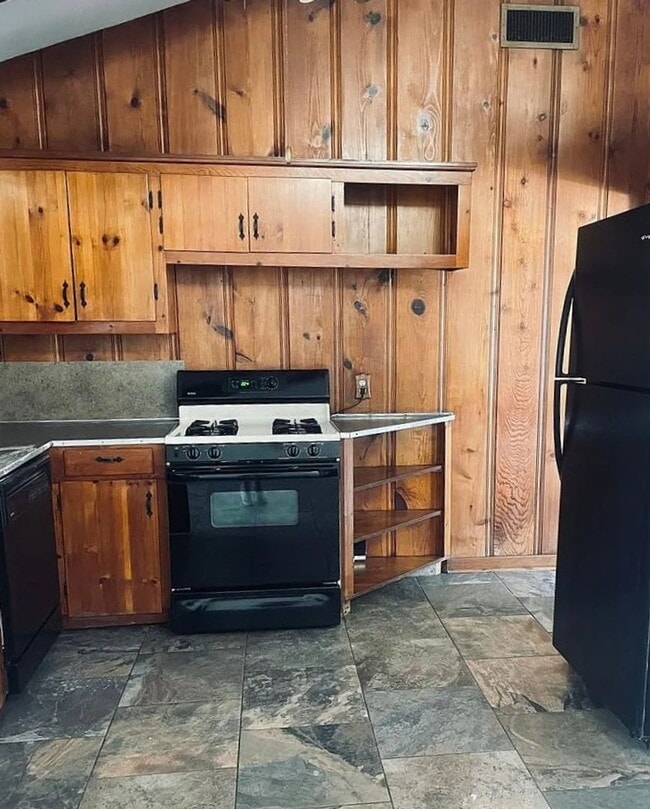 Building Photo - Single Family Residence