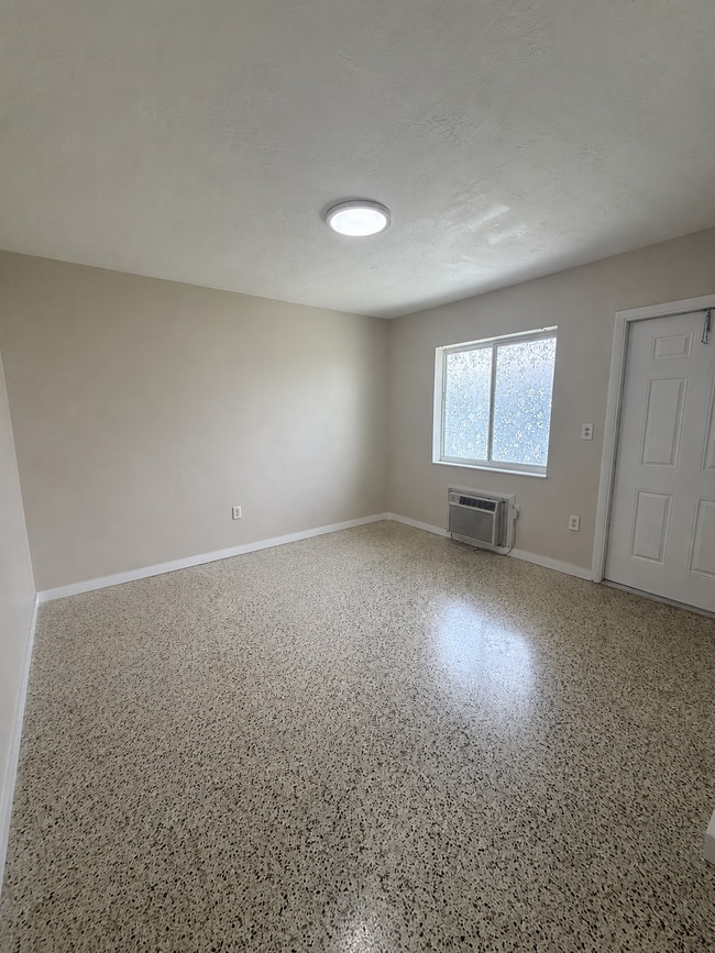 Building Photo - 1040 W 28th St
