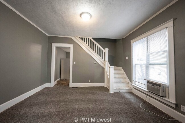 Building Photo - 3247 N Kenwood Ave