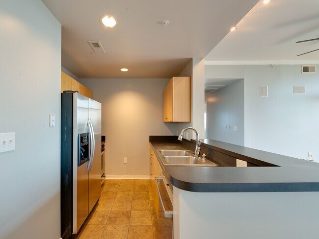 Building Photo - This move in ready condo has it all in Cha...