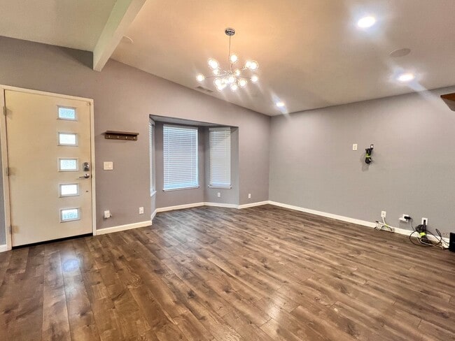 Building Photo - Beautifully Maintained Modern 3 Bedroom Ho...