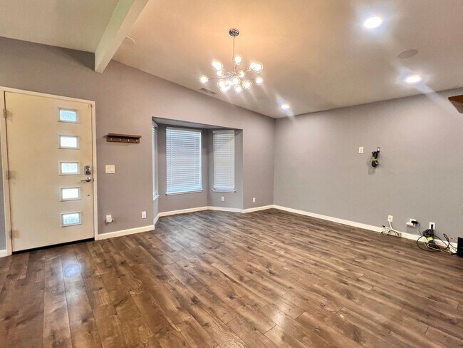 Foto del edificio - Beautifully Maintained Modern 3 Bedroom Ho...