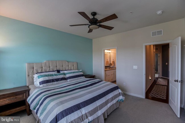 Building Photo - 827 Regents Square