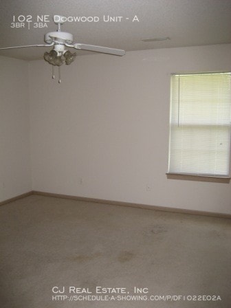 Building Photo - 102 NE Dogwood