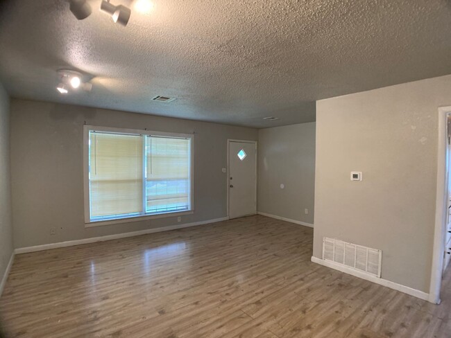 Foto del edificio - Three Bedroom SW OKC