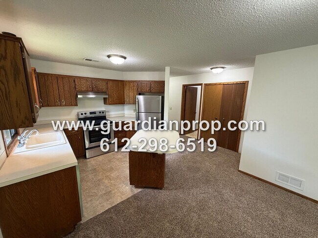 Foto del edificio - One Level End Unit Townhouse Available Now...