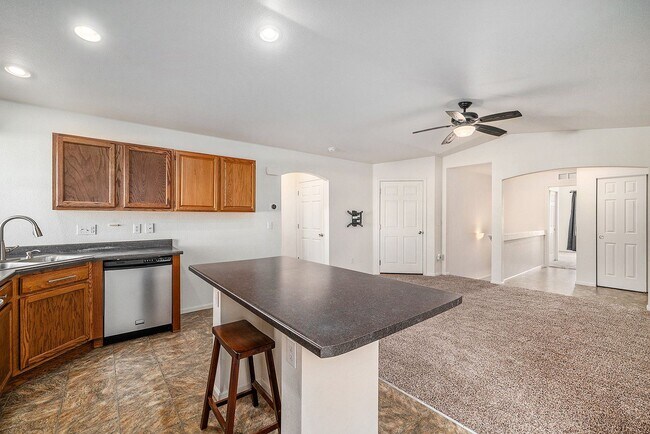 Foto del edificio - Spacious 3 Bed 3 Bath in the heart of Gree...