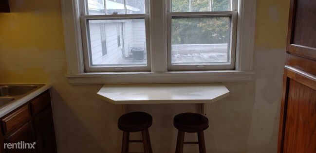 Building Photo - 2 br, 1 bath Apartment - 722 west 9th street