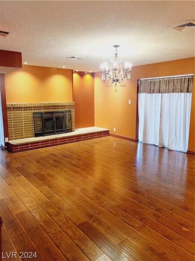 Building Photo - Spacious 3  bedrooms House