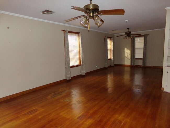 Building Photo - 1000 Spring St