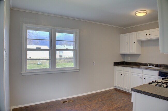 Building Photo - 2023 E Young Pl