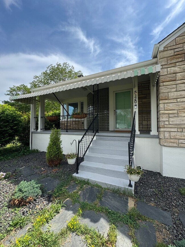 Foto del edificio - Unique and pristine home for rent in Cave Spring! 2BR 1.5 Bath