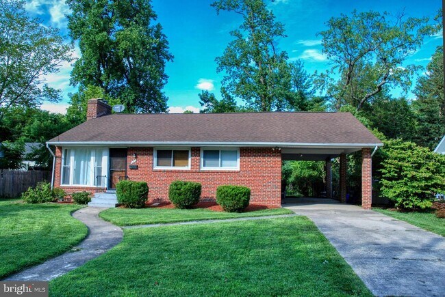 Foto del edificio - 9811 Parkwood Dr