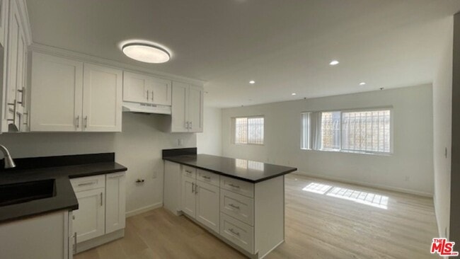 Building Photo - 545 S Manhattan Pl