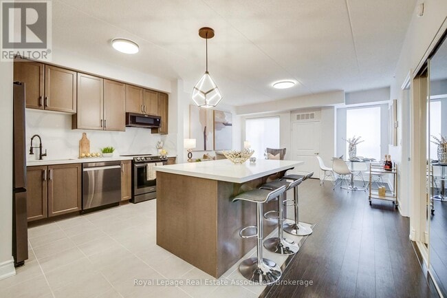 Building Photo - 650 Sauve St