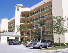Building Photo - 27 Royal Palm Way