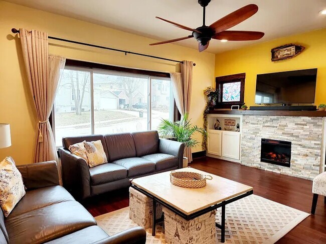 Sala de estar - 636 E Park Ave