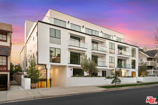 Building Photo - 825 Croft Ave