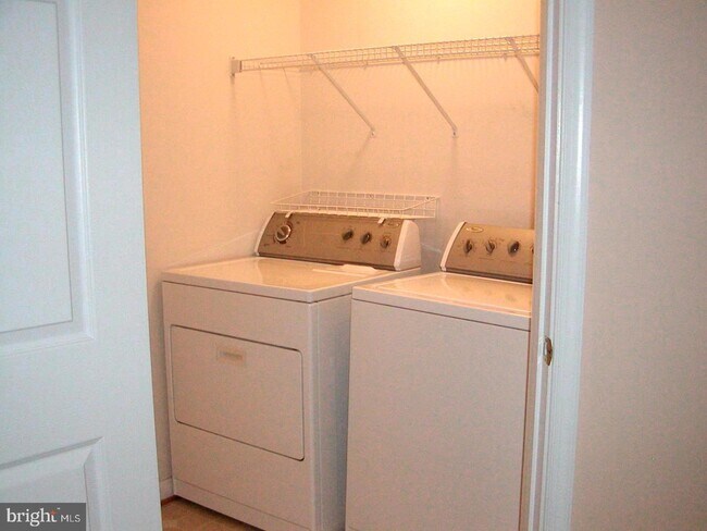Building Photo - 8596 Wyngate Manor Ct