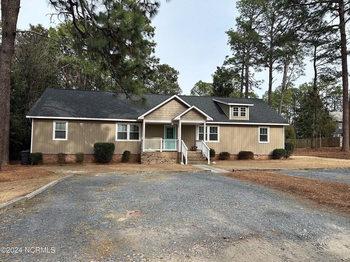 127 E New Jersey Ave, Southern Pines, NC 28387 Townhome Rentals in