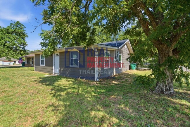 Building Photo - 1590 W Long