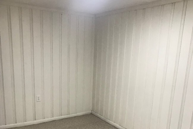 Queen Size Bedroom - 2224 W Argyle St