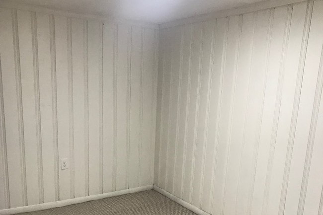 Queen Size Bedroom - 2224 W Argyle St