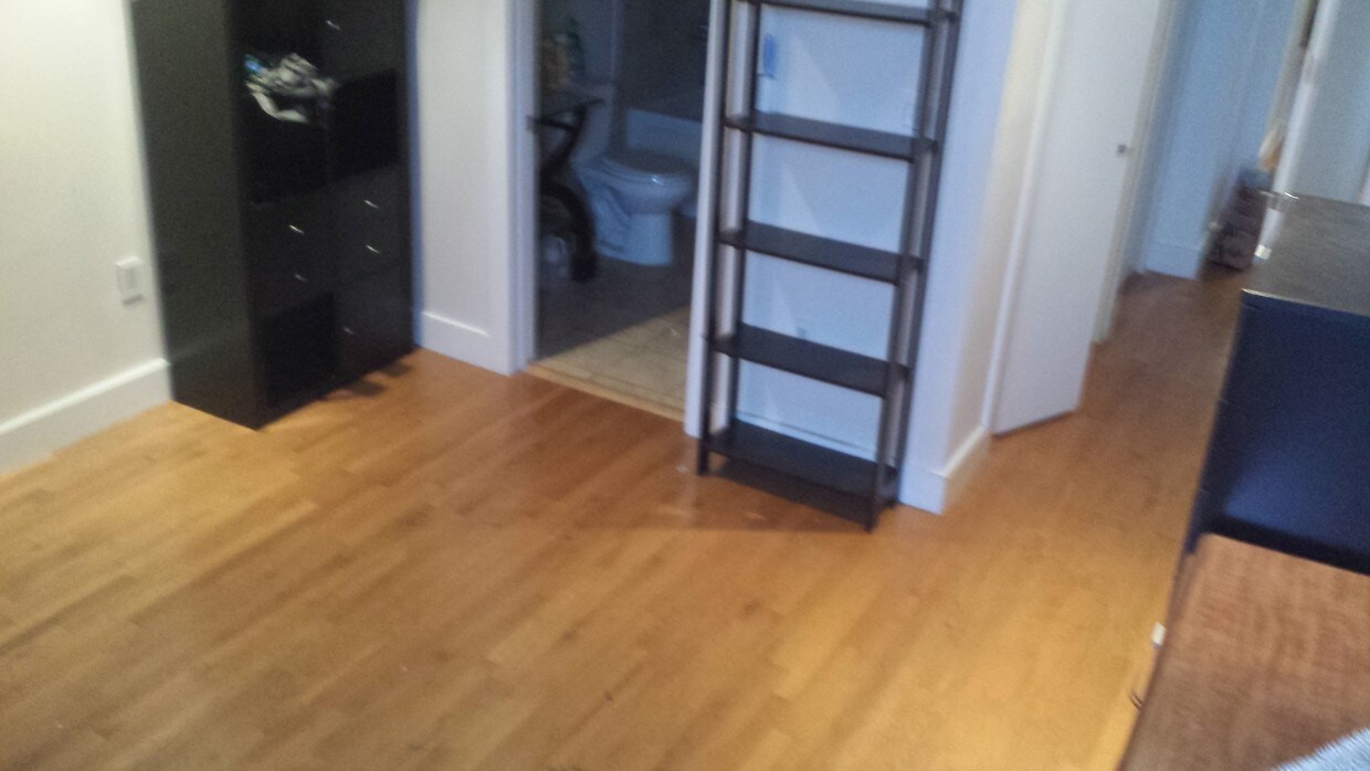 Dormitorio y baño vacíos - 1331 Fairmont St NW