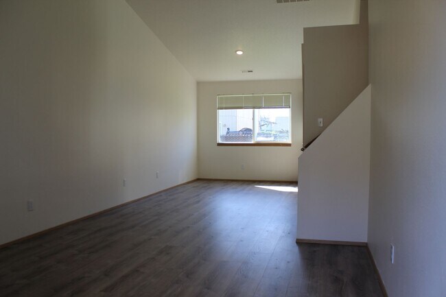 Foto del edificio - 3 bedroom 2.5 bath family home in quiet Scappoose neighborhood