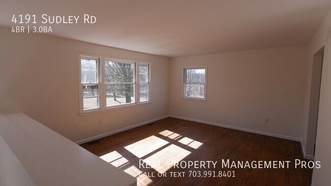 Building Photo - NO HOA Beautiful large private yard in cou...