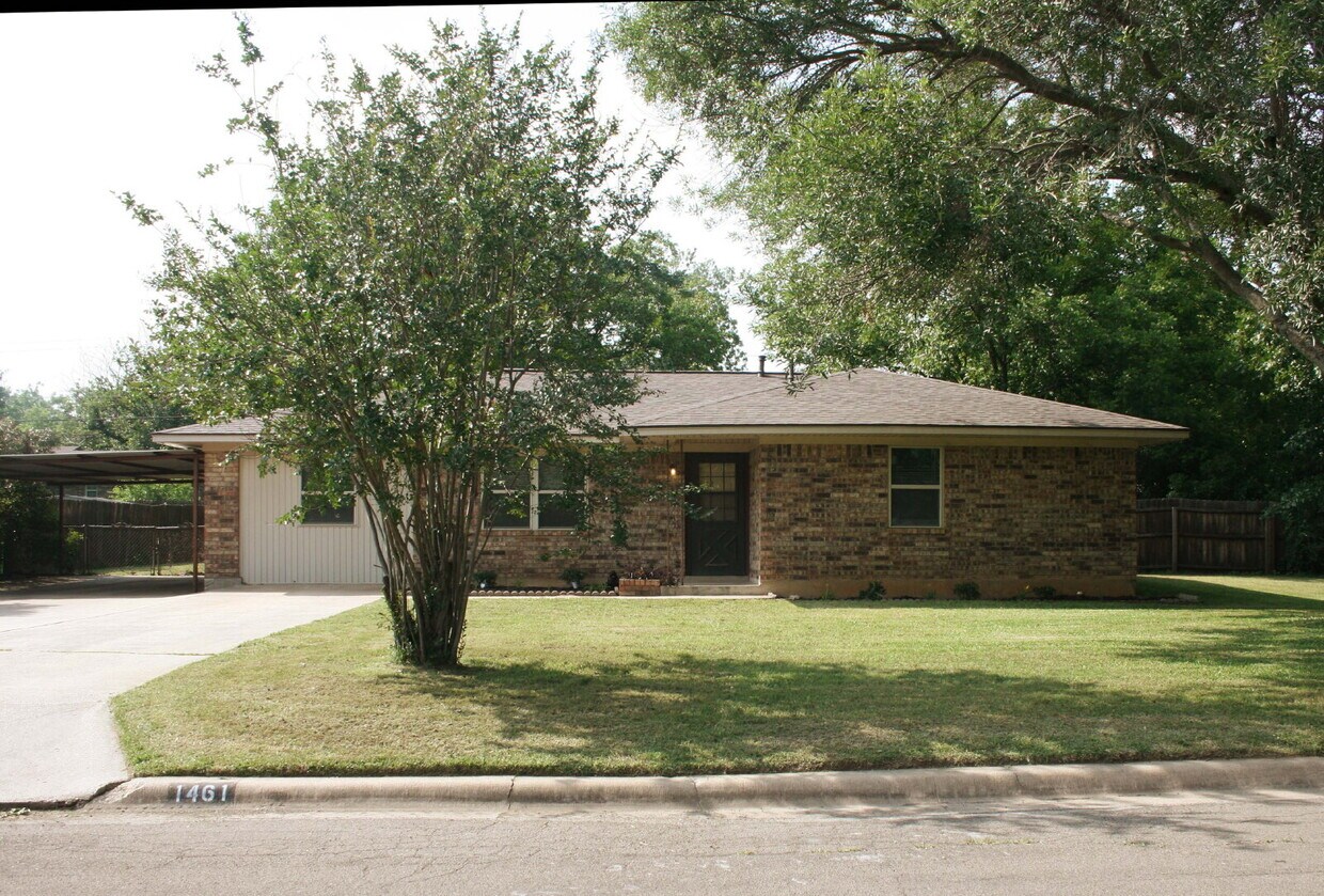 Foto principal - 3 bedroom 2 bath in quiet neighborhood