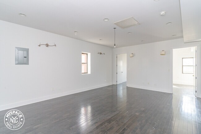 Building Photo - 566 Hart St