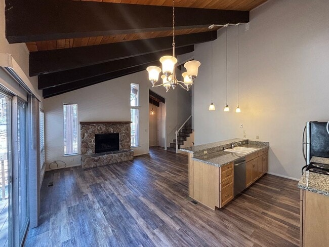 Building Photo - Modern 2 bedroom condo!